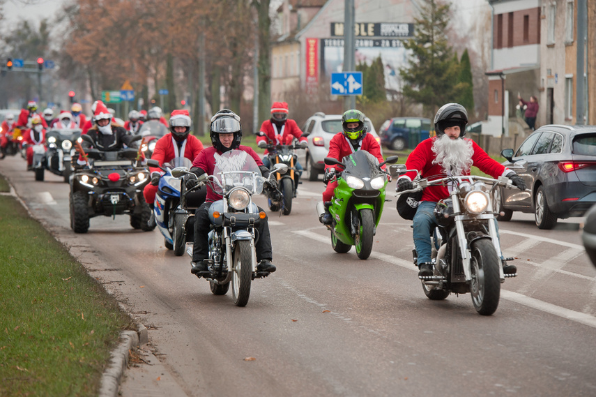 Czerwona kawalkada z prezentami zdjęcie nr 252860