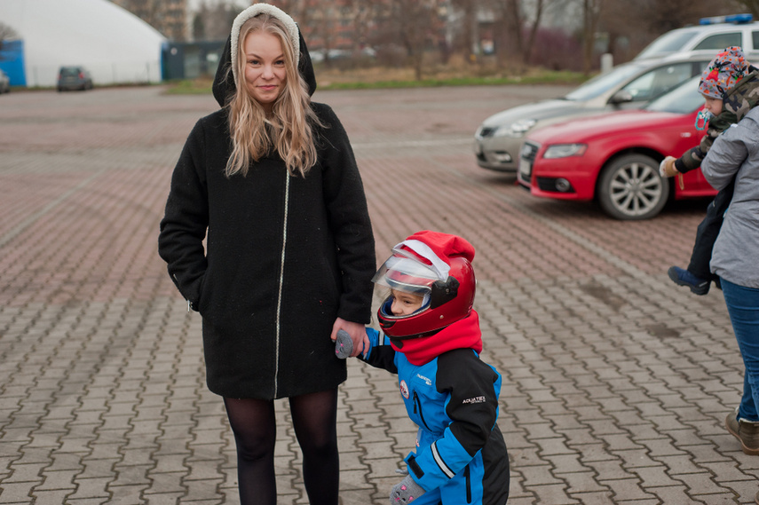 Czerwona kawalkada z prezentami zdjęcie nr 252825