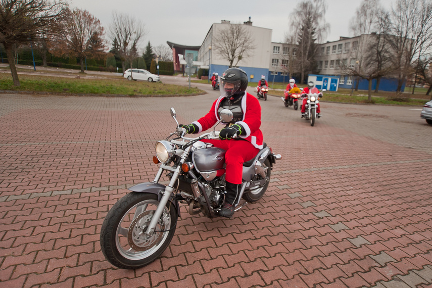 Czerwona kawalkada z prezentami zdjęcie nr 252844