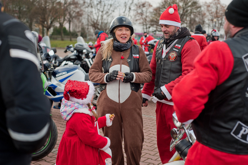 Czerwona kawalkada z prezentami zdjęcie nr 252823