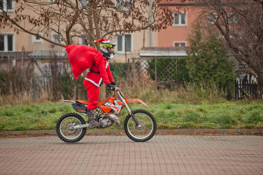 Czerwona kawalkada z prezentami zdjęcie nr 252831