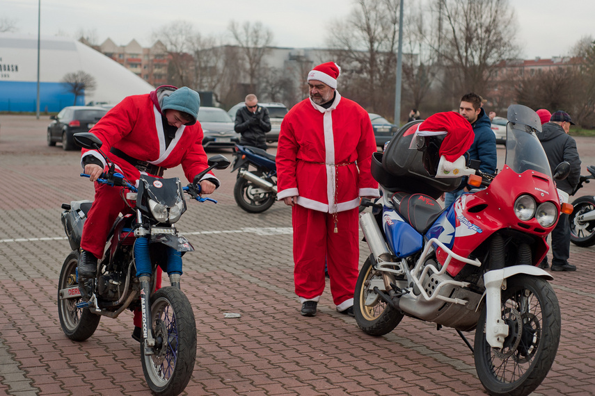 Czerwona kawalkada z prezentami zdjęcie nr 252820