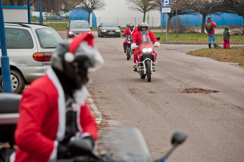 Czerwona kawalkada z prezentami zdjęcie nr 252858