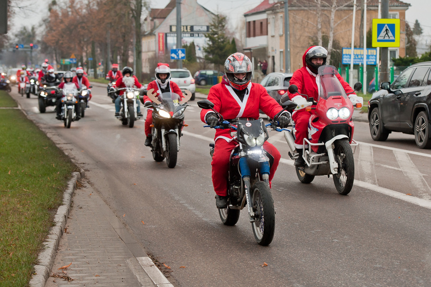 Czerwona kawalkada z prezentami zdjęcie nr 252859