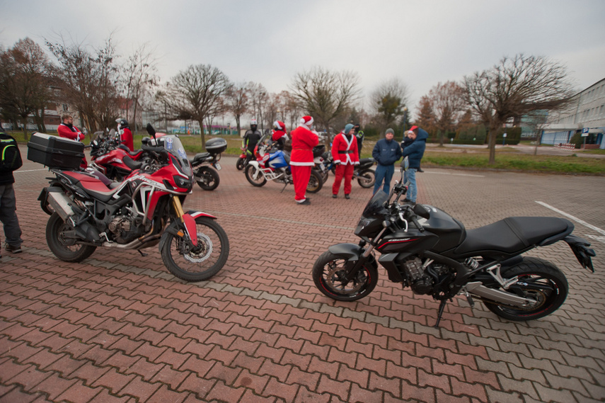 Czerwona kawalkada z prezentami zdjęcie nr 252839