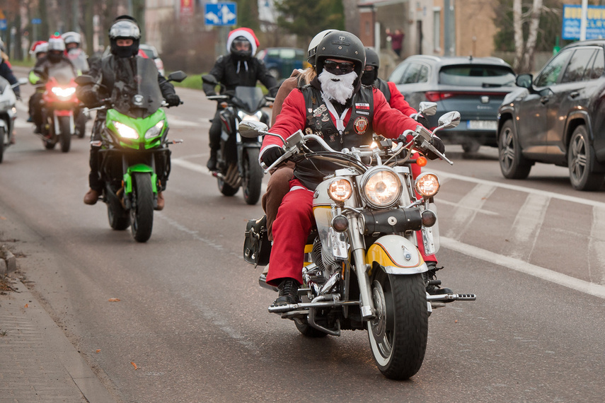 Czerwona kawalkada z prezentami zdjęcie nr 252867