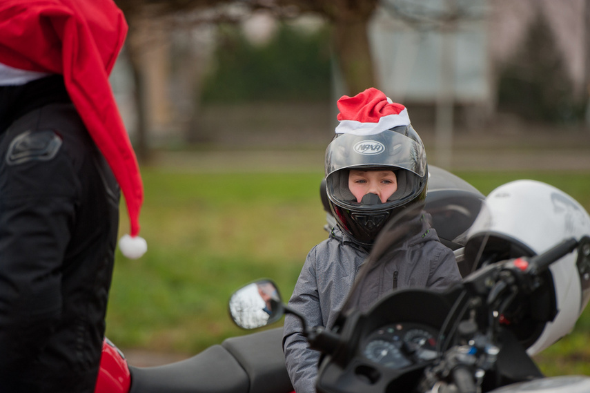 Czerwona kawalkada z prezentami zdjęcie nr 252835