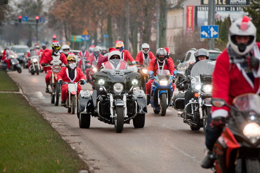 Czerwona kawalkada z prezentami zdjęcie nr 252862