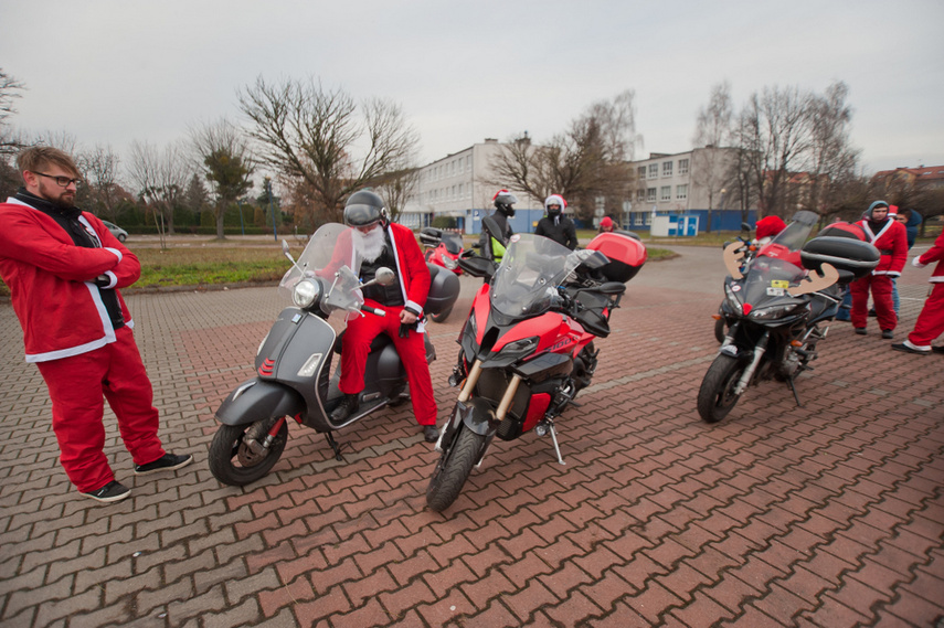 Czerwona kawalkada z prezentami zdjęcie nr 252842