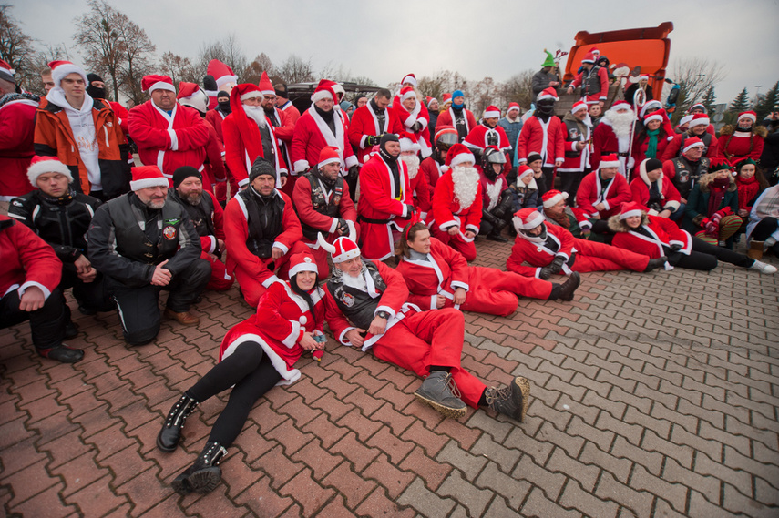 Czerwona kawalkada z prezentami zdjęcie nr 252856