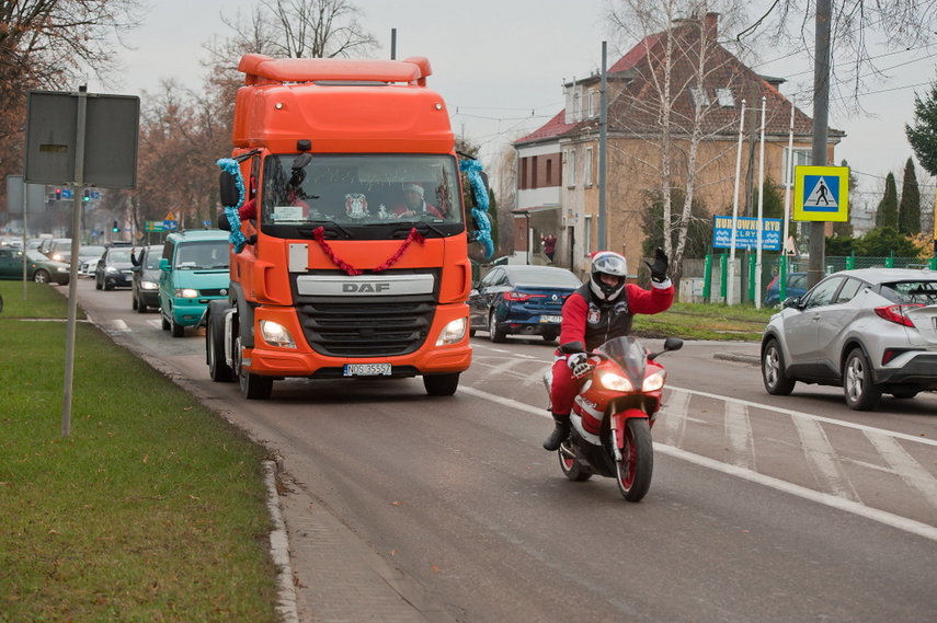 Czerwona kawalkada z prezentami zdjęcie nr 252872