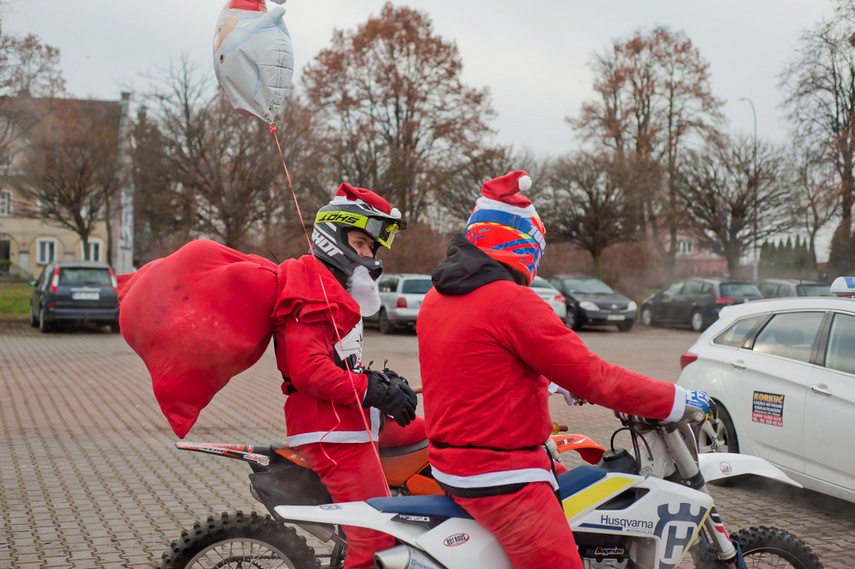 Czerwona kawalkada z prezentami zdjęcie nr 252826