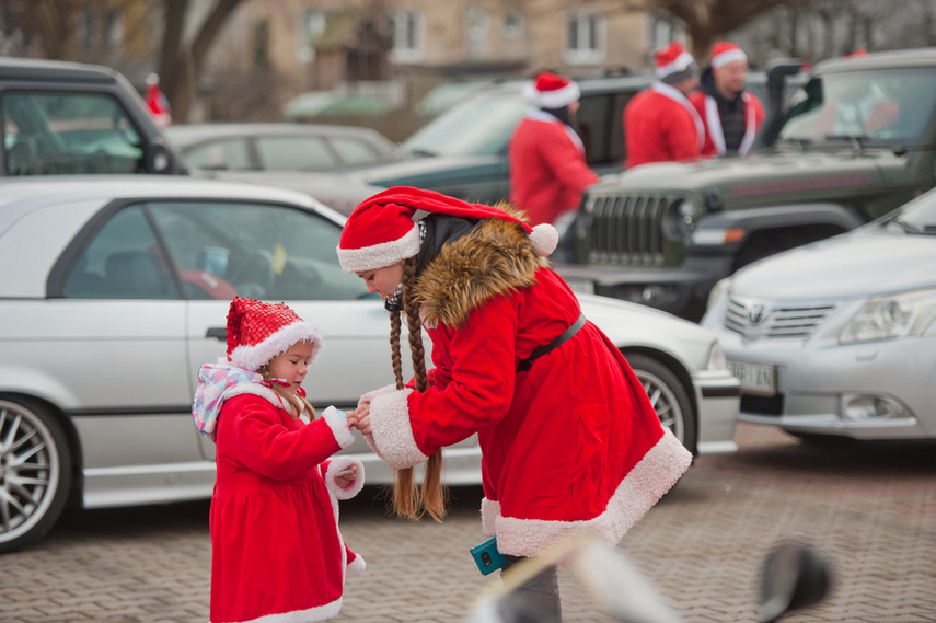 Czerwona kawalkada z prezentami zdjęcie nr 252830