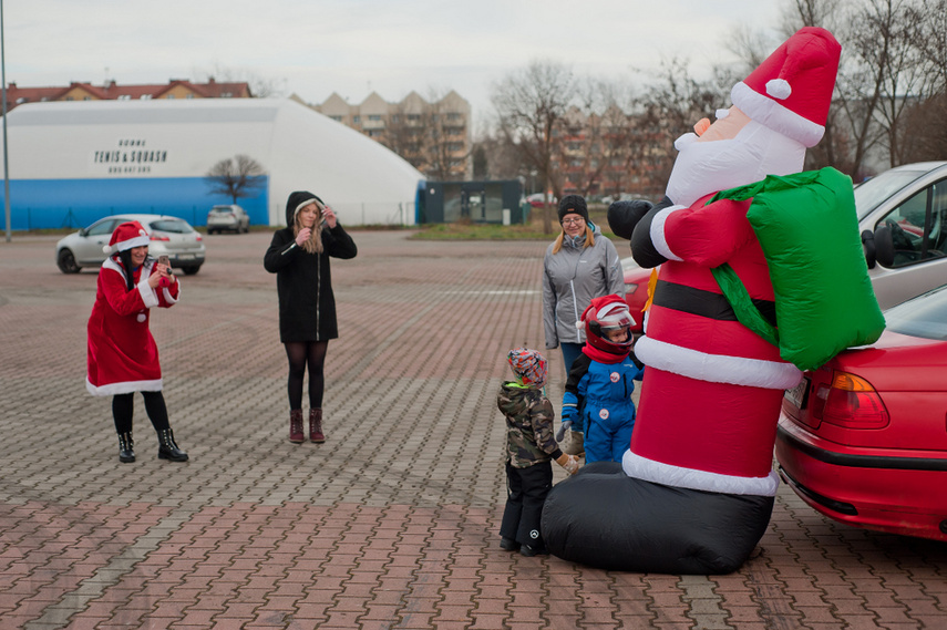 Czerwona kawalkada z prezentami zdjęcie nr 252824