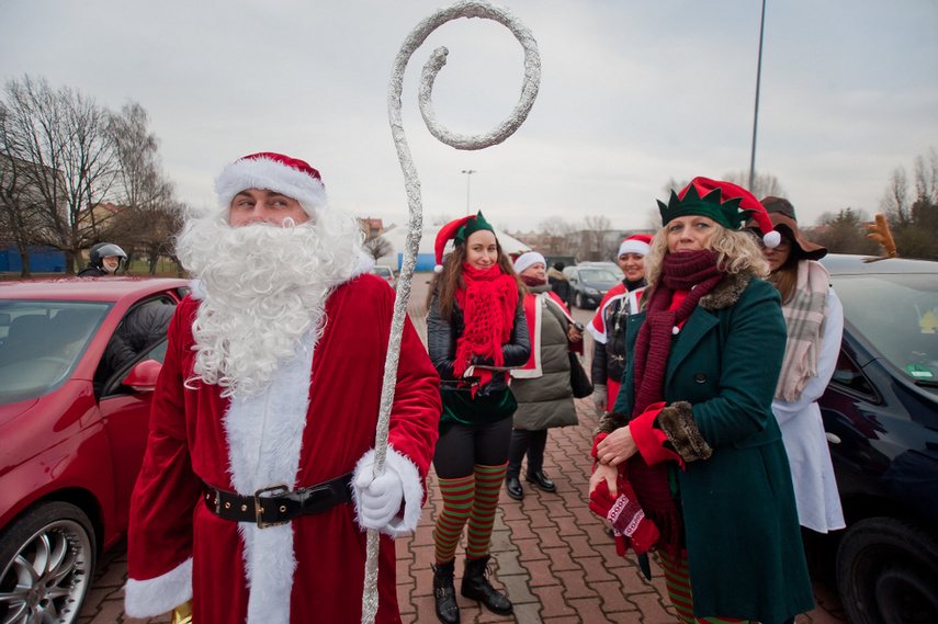Czerwona kawalkada z prezentami zdjęcie nr 252851