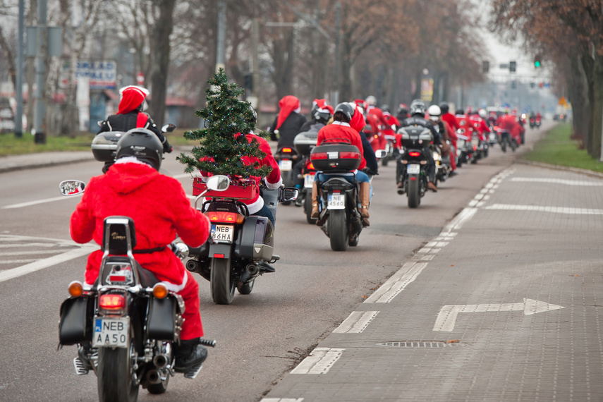 Czerwona kawalkada z prezentami zdjęcie nr 252871