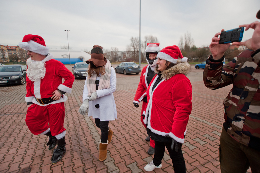 Czerwona kawalkada z prezentami zdjęcie nr 252845