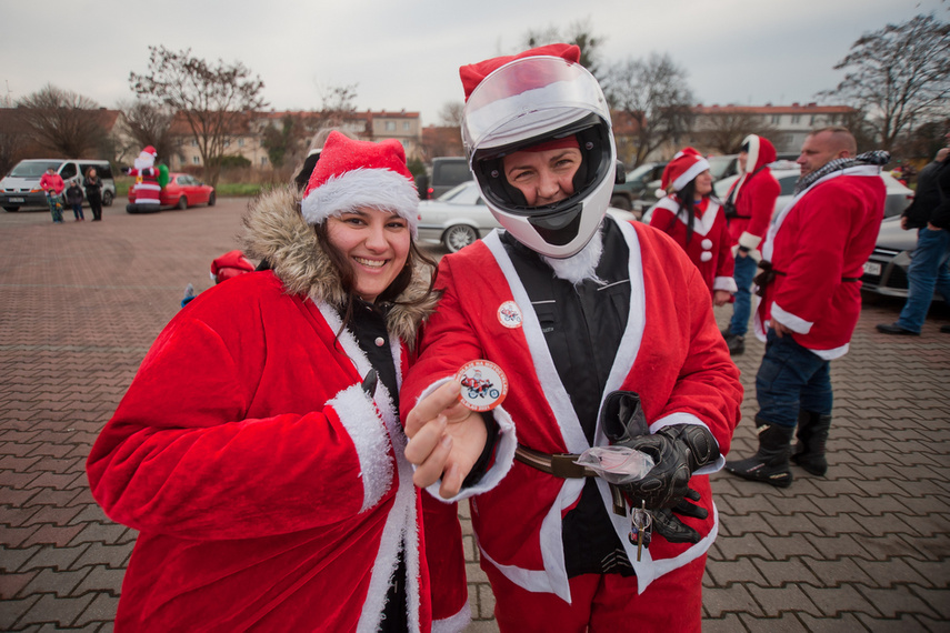 Czerwona kawalkada z prezentami zdjęcie nr 252829