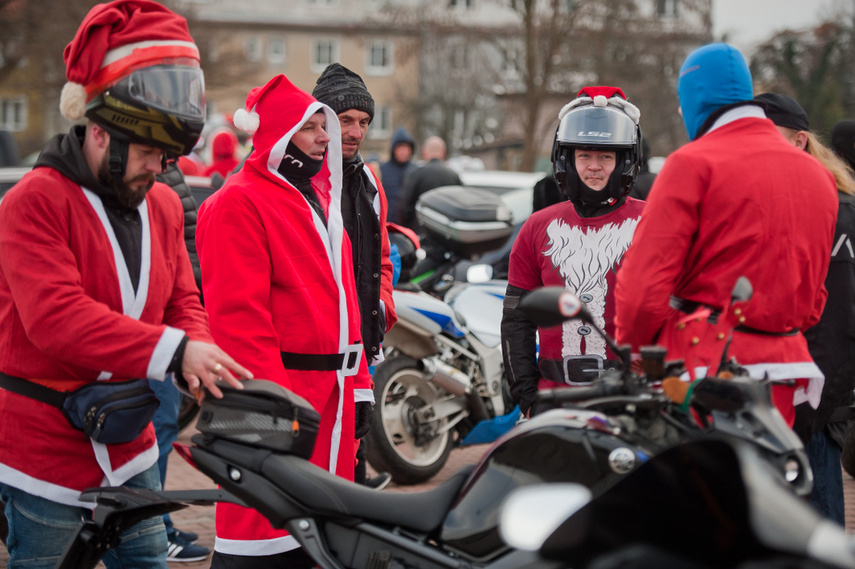 Czerwona kawalkada z prezentami zdjęcie nr 252833