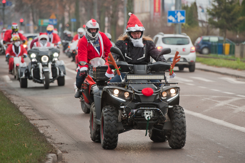 Czerwona kawalkada z prezentami zdjęcie nr 252861