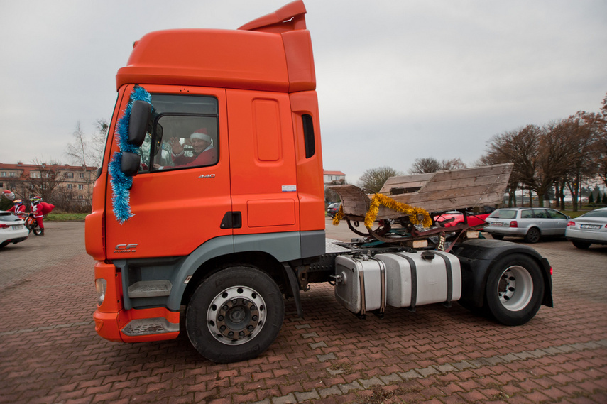 Czerwona kawalkada z prezentami zdjęcie nr 252847