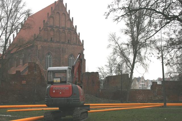 Elbląg Pomarańczowy wąż pod dnem rzeki