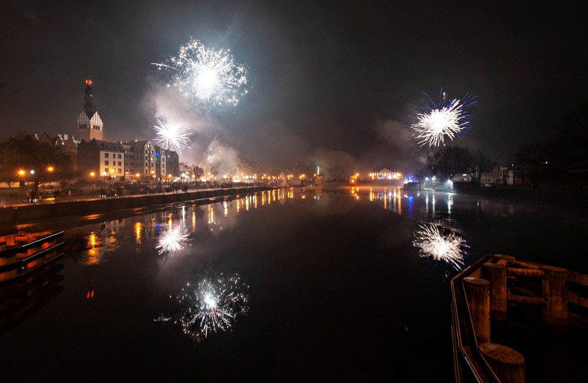 Na pokazie fajerwerków elblążanie przywitali Nowy Rok zdjęcie nr 253891