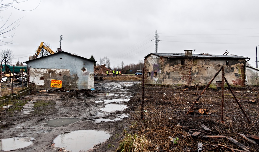 Rozbierają stare budynki, wkrótce ruszy budowa marketu zdjęcie nr 255294