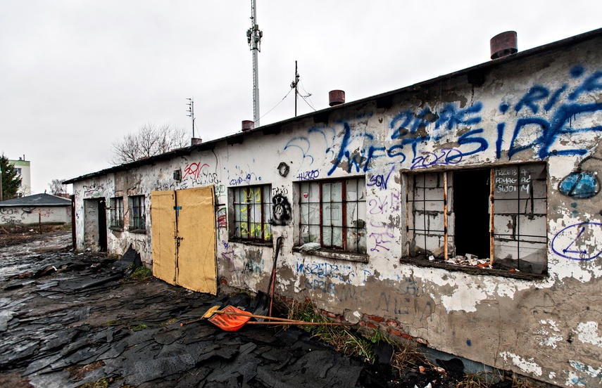 Rozbierają stare budynki, wkrótce ruszy budowa marketu zdjęcie nr 255298