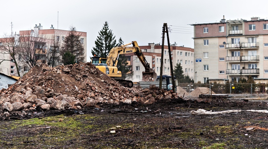 Rozbierają stare budynki, wkrótce ruszy budowa marketu zdjęcie nr 255292