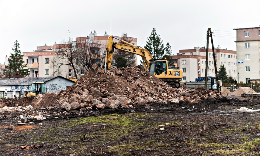 Rozbierają stare budynki, wkrótce ruszy budowa marketu zdjęcie nr 255290