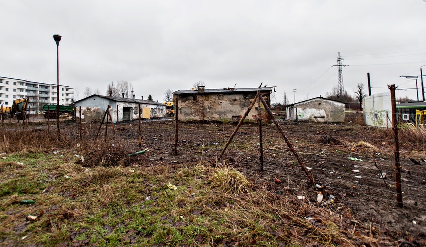 Rozbierają stare budynki, wkrótce ruszy budowa marketu zdjęcie nr 255293