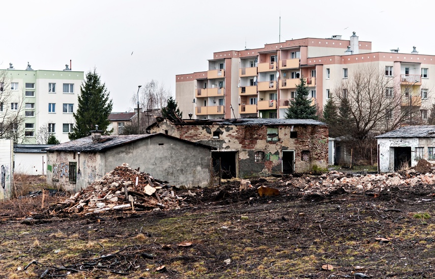 Rozbierają stare budynki, wkrótce ruszy budowa marketu zdjęcie nr 255291