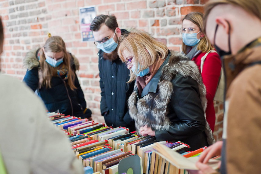 "Literatura ma siłę". Kiermasz dla Ukrainy zdjęcie nr 256827