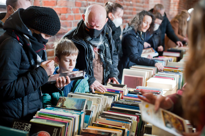 "Literatura ma siłę". Kiermasz dla Ukrainy zdjęcie nr 256832