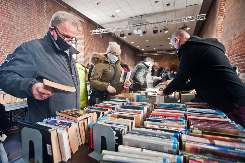 "Literatura ma siłę". Kiermasz dla Ukrainy zdjęcie nr 256819