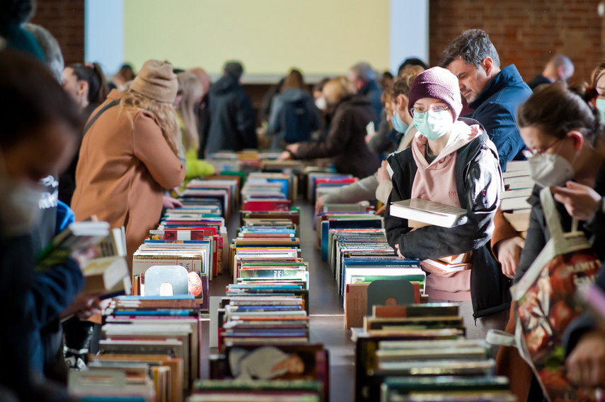 "Literatura ma siłę". Kiermasz dla Ukrainy zdjęcie nr 256815