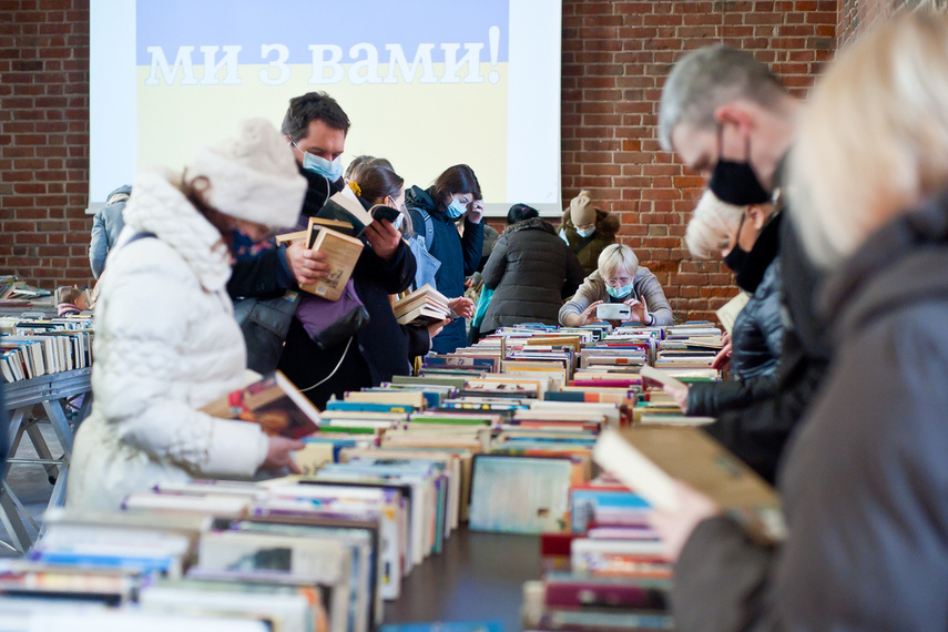 "Literatura ma siłę". Kiermasz dla Ukrainy zdjęcie nr 256830