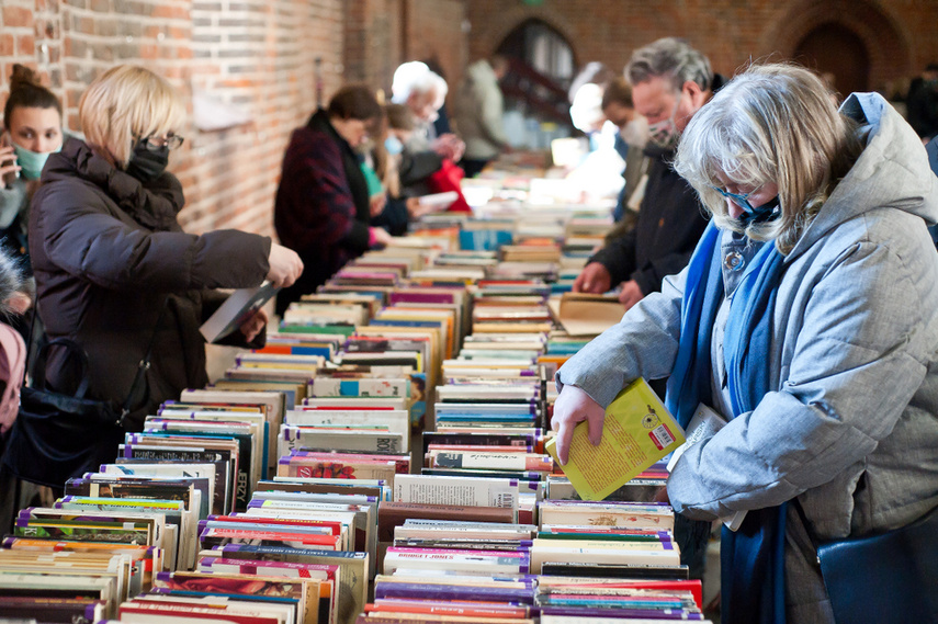 "Literatura ma siłę". Kiermasz dla Ukrainy zdjęcie nr 256820