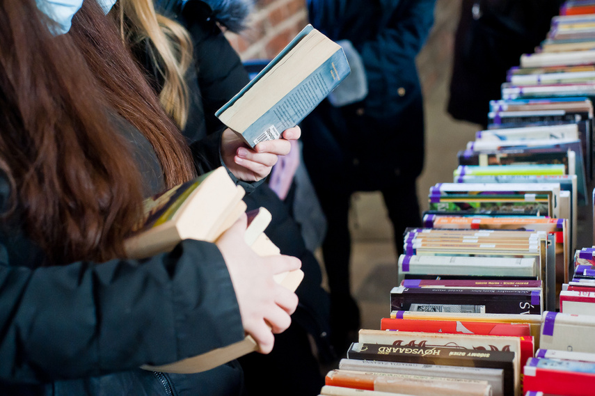 "Literatura ma siłę". Kiermasz dla Ukrainy zdjęcie nr 256821