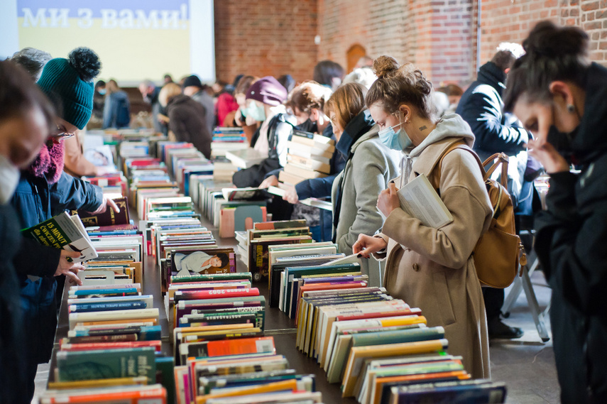 "Literatura ma siłę". Kiermasz dla Ukrainy zdjęcie nr 256813