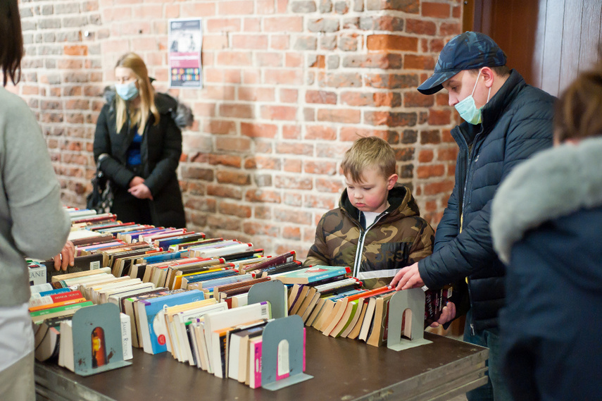 "Literatura ma siłę". Kiermasz dla Ukrainy zdjęcie nr 256812