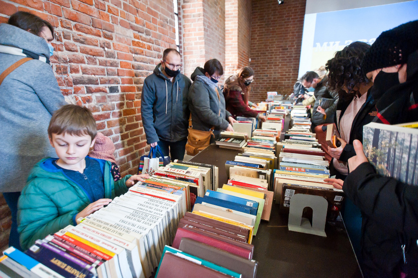 "Literatura ma siłę". Kiermasz dla Ukrainy zdjęcie nr 256817