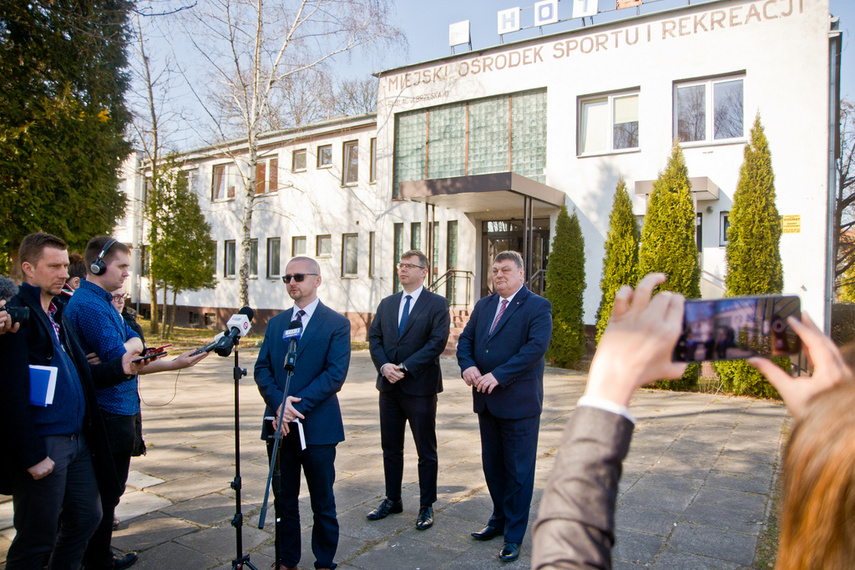 Znaleźli schronienie w byłym hotelu przy Brzeskiej zdjęcie nr 257605