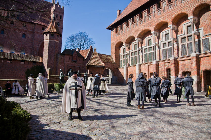 Elbląg Jagiełło w meleksie, rycerz ze smartfonem, światła, kamera, akcja!