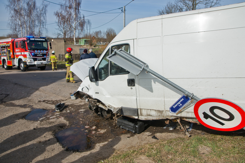 Uszkodzony most po zderzeniu dwóch aut zdjęcie nr 258014