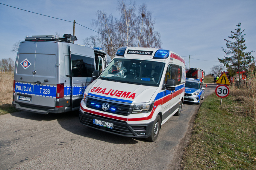 Elbląg Uszkodzony most po zderzeniu dwóch aut