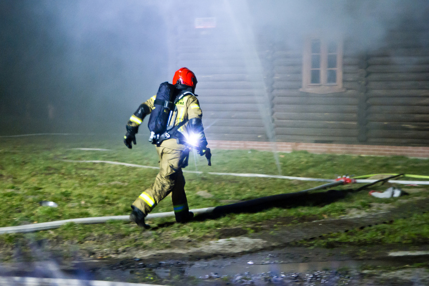Płonie drewniany dom w Próchniku zdjęcie nr 258186