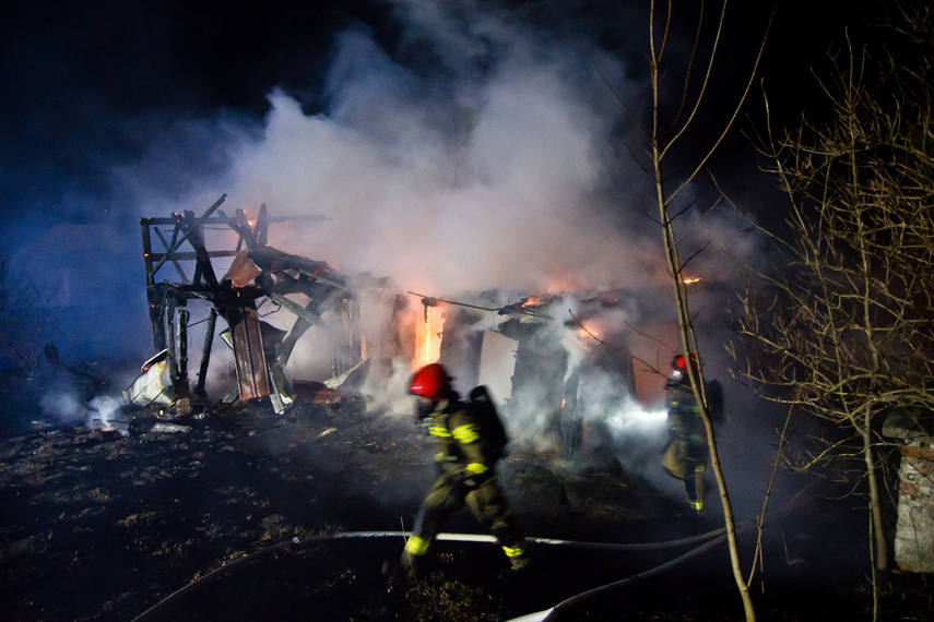 Spłonął dom podcieniowy w Kamienniku Wielkim zdjęcie nr 258240