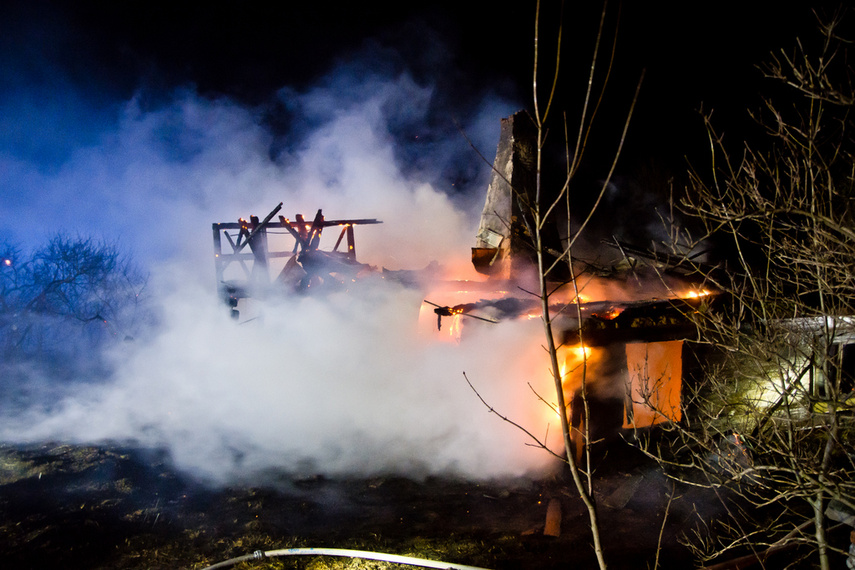Spłonął dom podcieniowy w Kamienniku Wielkim zdjęcie nr 258241